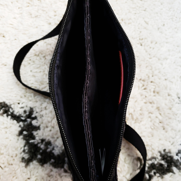 Classic Tommy Hilfiger Black Crossbody with Signature TH Emblem - Picture 4 of 8